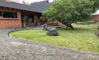 Casa - Terreno en venta para Edificio 976m2T Av. Ordóñez Lasso Cuenca