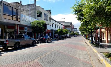 Venta o Alquiler propiedad comercial en Machala, 250m2 local y 500m2 de construccion total