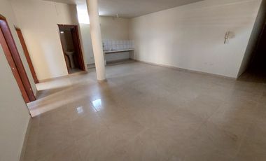 Venta o Alquiler propiedad comercial en Machala, 250m2 local y 500m2 de construccion total