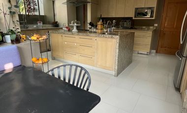 Venta casa de dos niveles, 4 recámaras y jardín, en fraccionamiento con seguridad
