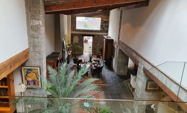 Venta casa de dos niveles, 4 recámaras y jardín, en fraccionamiento con seguridad