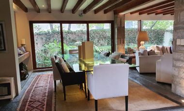 Venta casa de dos niveles, 4 recámaras y jardín, en fraccionamiento con seguridad