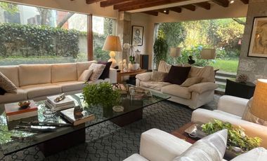 Venta casa de dos niveles, 4 recámaras y jardín, en fraccionamiento con seguridad