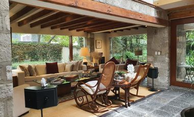 Venta casa de dos niveles, 4 recámaras y jardín, en fraccionamiento con seguridad