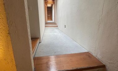 Venta casa de dos niveles, 4 recámaras y jardín, en fraccionamiento con seguridad
