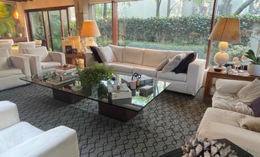 Venta casa de dos niveles, 4 recámaras y jardín, en fraccionamiento con seguridad