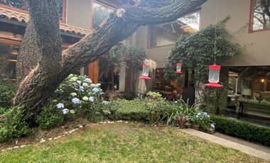 Venta casa de dos niveles, 4 recámaras y jardín, en fraccionamiento con seguridad