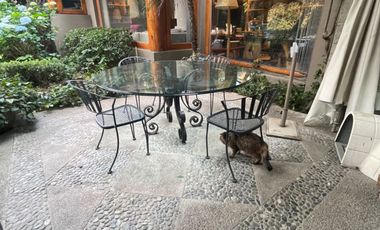 Venta casa de dos niveles, 4 recámaras y jardín, en fraccionamiento con seguridad