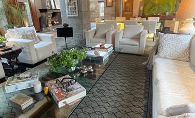 Venta casa de dos niveles, 4 recámaras y jardín, en fraccionamiento con seguridad