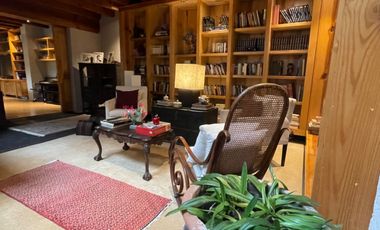 Venta casa de dos niveles, 4 recámaras y jardín, en fraccionamiento con seguridad