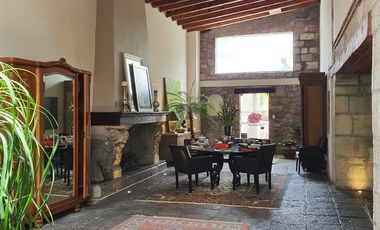 Venta casa de dos niveles, 4 recámaras y jardín, en fraccionamiento con seguridad