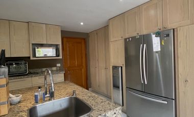 Venta casa de dos niveles, 4 recámaras y jardín, en fraccionamiento con seguridad