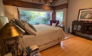 Venta casa de dos niveles, 4 recámaras y jardín, en fraccionamiento con seguridad
