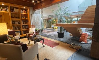 Venta casa de dos niveles, 4 recámaras y jardín, en fraccionamiento con seguridad