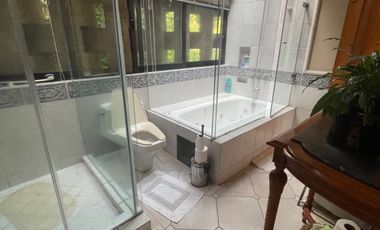 Venta casa de dos niveles, 4 recámaras y jardín, en fraccionamiento con seguridad