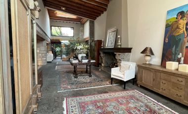 Venta casa de dos niveles, 4 recámaras y jardín, en fraccionamiento con seguridad