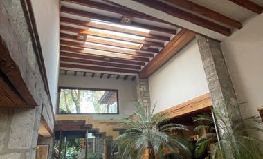 Venta casa de dos niveles, 4 recámaras y jardín, en fraccionamiento con seguridad