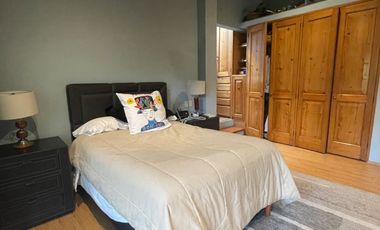 Venta casa de dos niveles, 4 recámaras y jardín, en fraccionamiento con seguridad