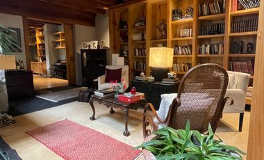 Venta casa de dos niveles, 4 recámaras y jardín, en fraccionamiento con seguridad