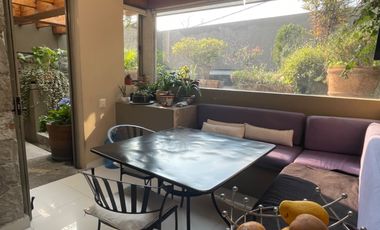 Venta casa de dos niveles, 4 recámaras y jardín, en fraccionamiento con seguridad