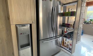 Venta casa de dos niveles, 4 recámaras y jardín, en fraccionamiento con seguridad