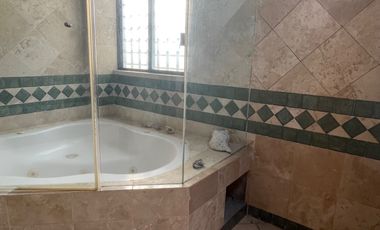 Venta casa de dos niveles, 4 recámaras y jardín, en fraccionamiento con seguridad