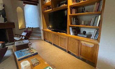 Venta casa de dos niveles, 4 recámaras y jardín, en fraccionamiento con seguridad