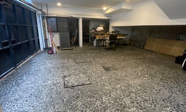 Venta casa de dos niveles, 4 recámaras y jardín, en fraccionamiento con seguridad