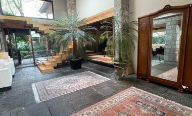 Venta casa de dos niveles, 4 recámaras y jardín, en fraccionamiento con seguridad