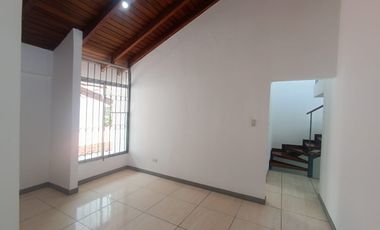 Casa  Comercial amplia en alquiler sector Gaspar de Villarroel Quito