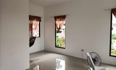 Agus duplex house with 3 bedrooms unfurnished inside the subdivision.