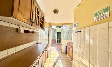 Se vende solida casa céntrica a una cuadra de Mall Curicó, 4 piezas 3 baños