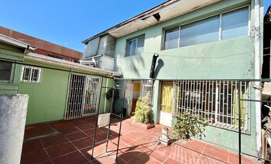 Se vende solida casa céntrica a una cuadra de Mall Curicó, 4 piezas 3 baños