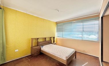 Se vende solida casa céntrica a una cuadra de Mall Curicó, 4 piezas 3 baños