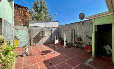 Se vende solida casa céntrica a una cuadra de Mall Curicó, 4 piezas 3 baños