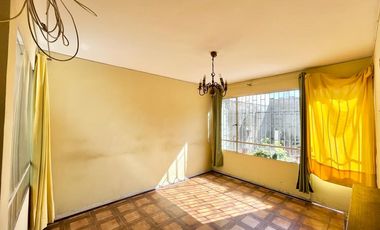 Se vende solida casa céntrica a una cuadra de Mall Curicó, 4 piezas 3 baños
