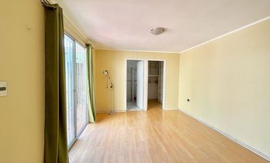 Se vende solida casa céntrica a una cuadra de Mall Curicó, 4 piezas 3 baños