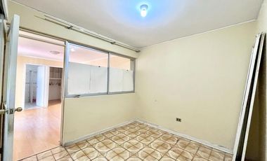 Se vende solida casa céntrica a una cuadra de Mall Curicó, 4 piezas 3 baños