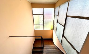 Se vende solida casa céntrica a una cuadra de Mall Curicó, 4 piezas 3 baños
