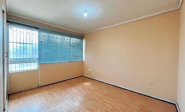 Se vende solida casa céntrica a una cuadra de Mall Curicó, 4 piezas 3 baños