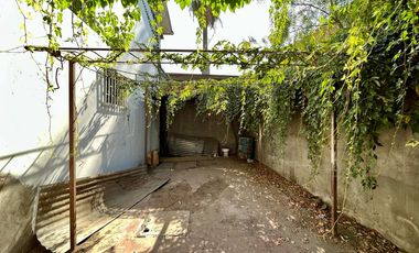 Se vende solida casa céntrica a una cuadra de Mall Curicó, 4 piezas 3 baños