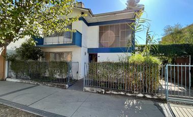 Se vende solida casa céntrica a una cuadra de Mall Curicó, 4 piezas 3 baños
