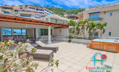 Terraza con sala familiar, espacio para juegos de mesa, barra - bar, asoleadero, jacuzzi y extraordinaria vista a Bahía