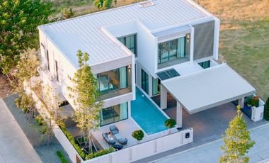 New Release an elegant and luxurious set of 8 two-story luxury villas.