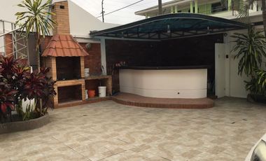 Se Alquila Casa con Piscina y Amplio Parqueo