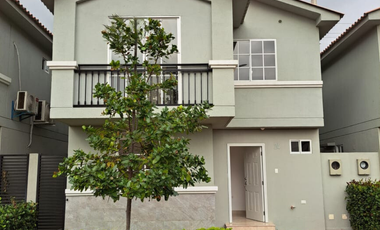 En venta casa de 3 dormitorios en Urb. casa Laguna en la via Leon Febrescordero