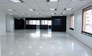Exterior!!!! Amplios espacios y Oficinas Cerradas.