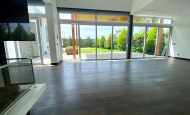 EN VENTA BELLA CASA CON PISCINA Y ARQUITECTURA MODERNA