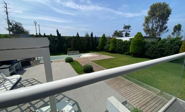 EN VENTA BELLA CASA CON PISCINA Y ARQUITECTURA MODERNA