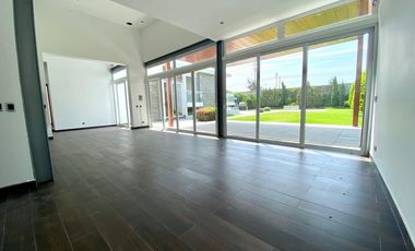 EN VENTA BELLA CASA CON PISCINA Y ARQUITECTURA MODERNA